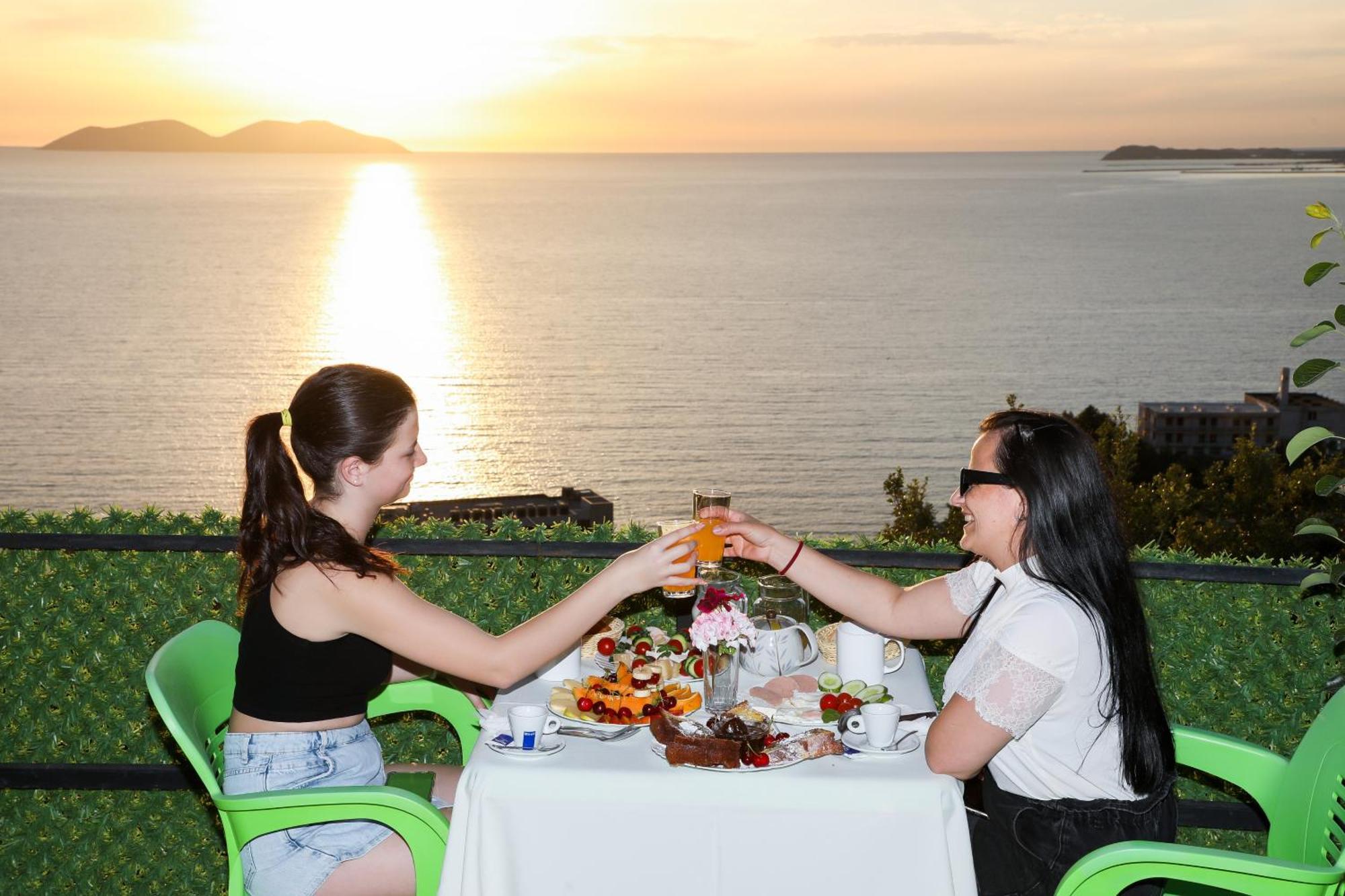 Vila Dena Vlorë Exteriör bild